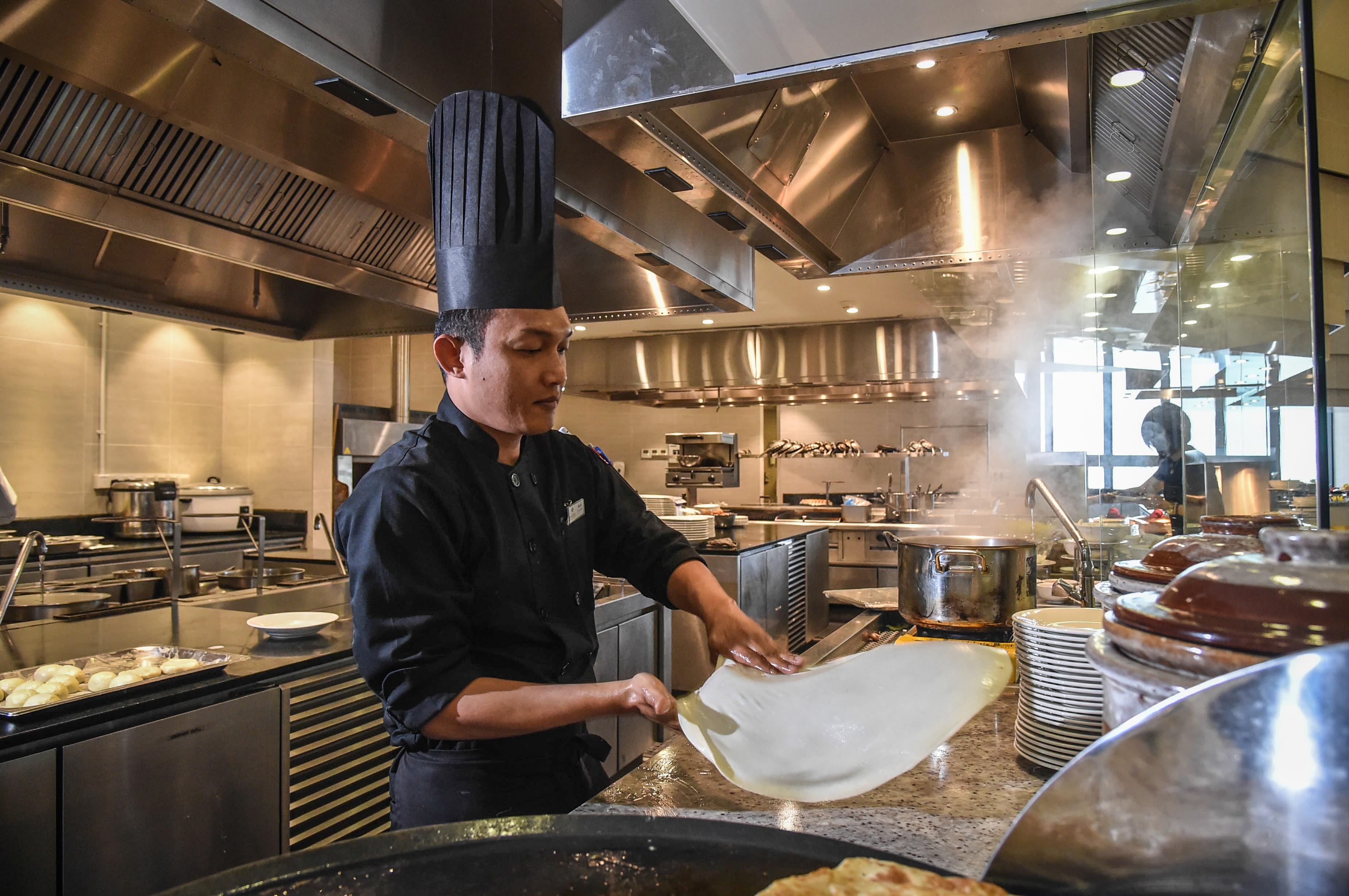 Grand Ion Delemen Hotel Гентинг-Хайлендс Экстерьер фото A chef preparing rice noodles